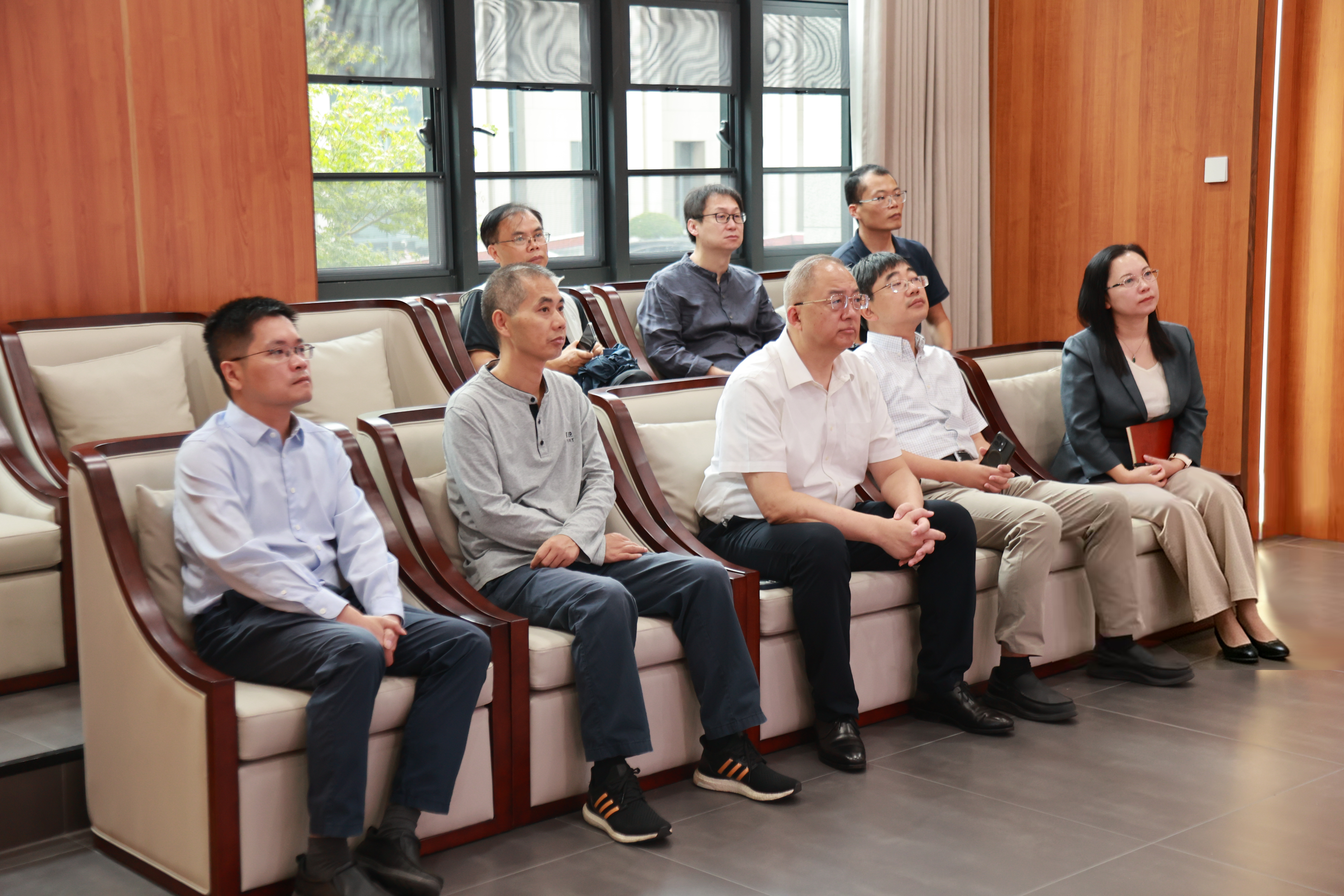 新闻动态丨江苏人民出版社社长王泳波一行来访我院座